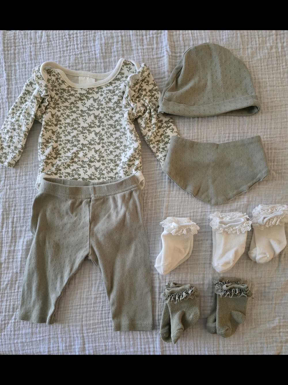 Jessica Simpson Sage Baby Outfit Set with Floral Bodysuit Size 3-6 Mo.
